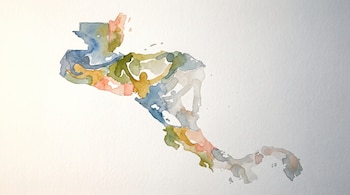 Ilustración de acuarela del mapa de Centroamérica, con siluetas humanas interconectadas en tonos azul polvo, verde oliva, ocre, coral pálido y gris perla sobre papel texturizado.