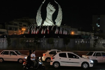 Varios vehículos pasan ante un monumento que muestra el puño cerrado del ex líder supremo iraní Ali Khamenei, asesinado en ataques de Estados Unidos e Israel el 28 de febrero, en la plaza de la Revolución Islámica en Teherán, Irán, el domingo 19 de julio de 2026 (AP Foto/Vahid Salemi)