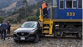 Tren choca contra camioneta en Cusco y dos ocupantes son evacuados tras el accidente en un cruce ferroviario de Huarocondo