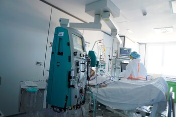 Una enfermera atiende a