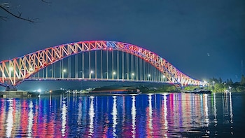 Indonesia reconstruyó el cruce del río Mahakam con un nuevo puente de arco de acero que abrió al público el 8 de diciembre de 2015 (Wikimedia Commons)