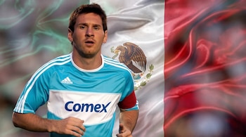 Lionel Messi viste una camiseta celeste y blanca con la palabra Comex frente a la bandera de México.