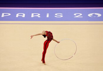 La ucraniana Taisiia Onofriichuk tuvo una destacada actuación en la prueba de aro del All Around en la gimnasia rítmica en París 2024 (REUTERS/Mike Blake)