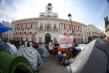 Cientos de personas ocupan con tiendas de campaña desde el sábado la madrileña Puerta del Sol como protesta por el precio de la vivienda. (EFE/ Rodrigo Jiménez)