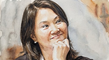 Pintura en acuarela de Keiko Fujimori, de perfil, mirando hacia arriba con una leve sonrisa y su mano derecha cerca de la barbilla, con tonos marrones y ocres.