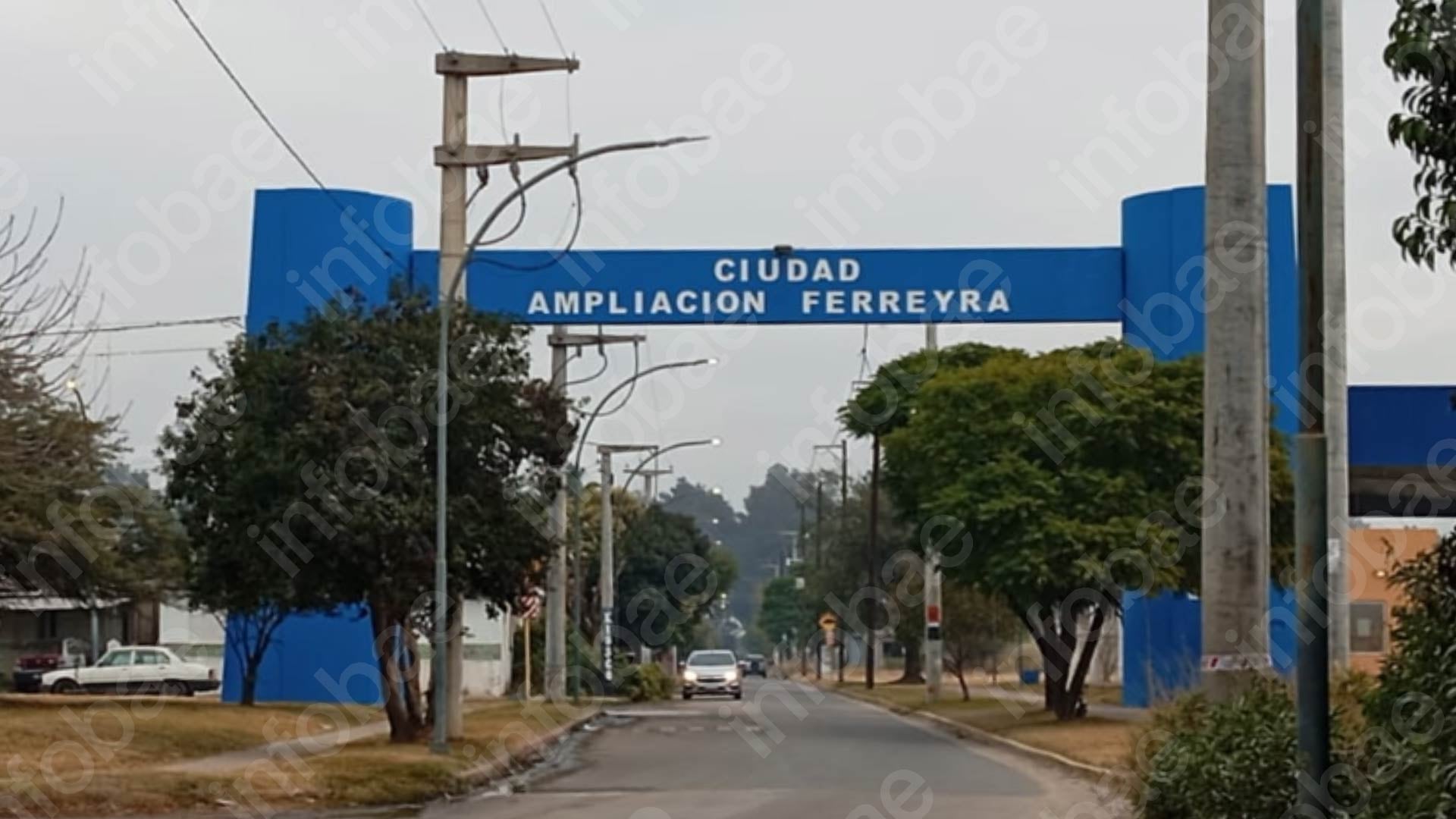 El cartel azul de bienvenida a Ciudad Ampliación Ferreyra