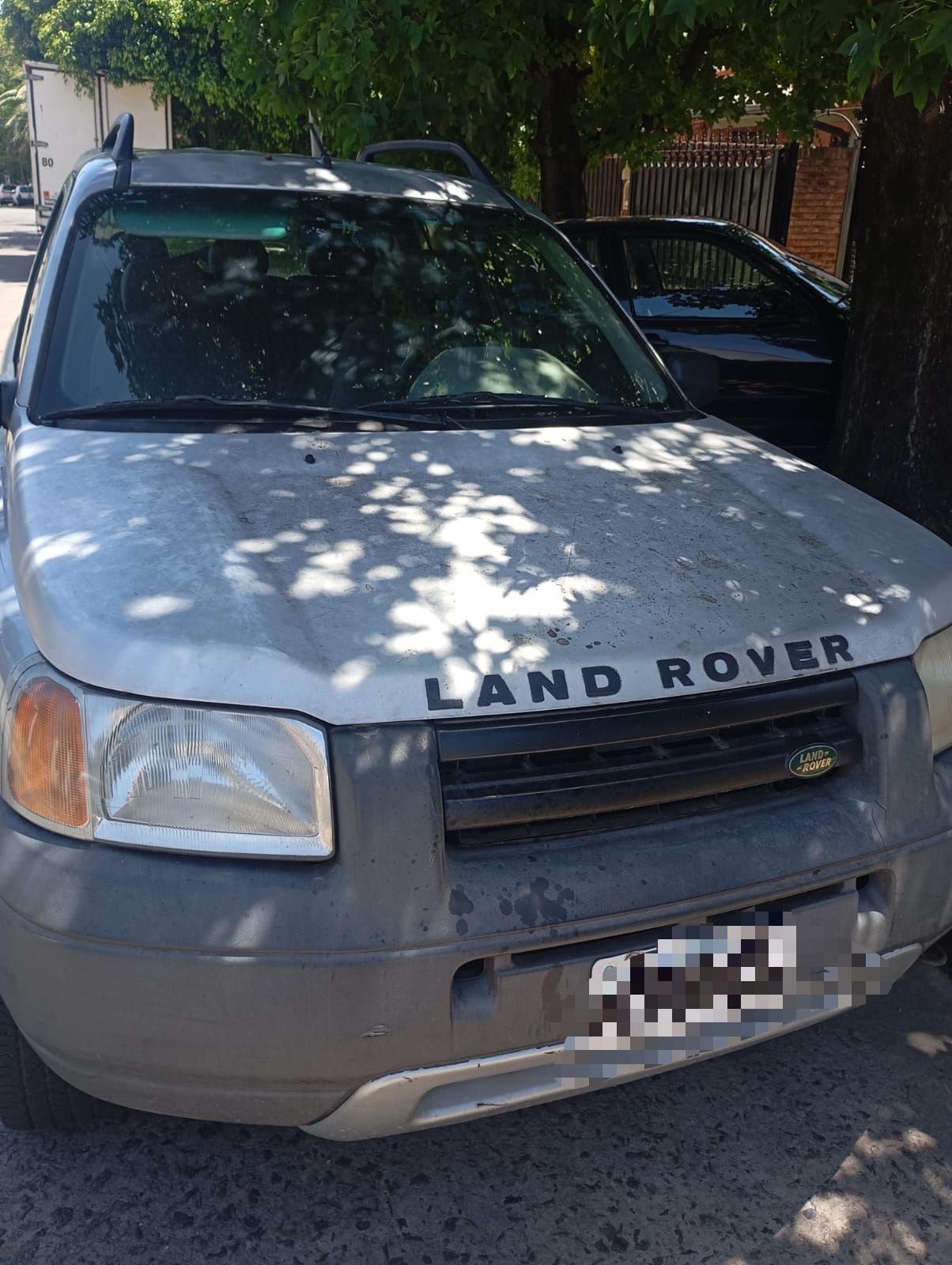 La camioneta en la que circulaban las víctimas.