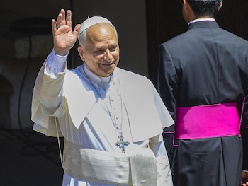 14/10/2026 El Papa León XIV.
Era el propio Papa León XIV el que revelaba a sus fieles este domingo, durante sus oraciones en la Plaza de San Pedro del Vaticano, que sería operado en los próximos días después de que en un chequeo reciente le hubiesen detectado un nódulo en el pulmón: "Los médicos encontraron un nódulo temprano y bien localizado en el pulmón. La masa está bien contenida y en una fase temnprana, y el equipo médico considera que lo correcto sería intervenir" explicaba, lanzando un mensaje tranquilizador ante esete inesperado bache en su estado de salud un mes después de cumplir 71 años.
EUROPA ESPAÑA SOCIEDAD