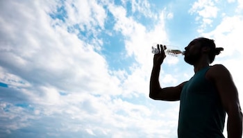 El informe del Ministerio señala que abril es el mes más cálido del año en El Salvador, agravando los efectos de la ola de calor 2026. (Cortesía: Freepik)