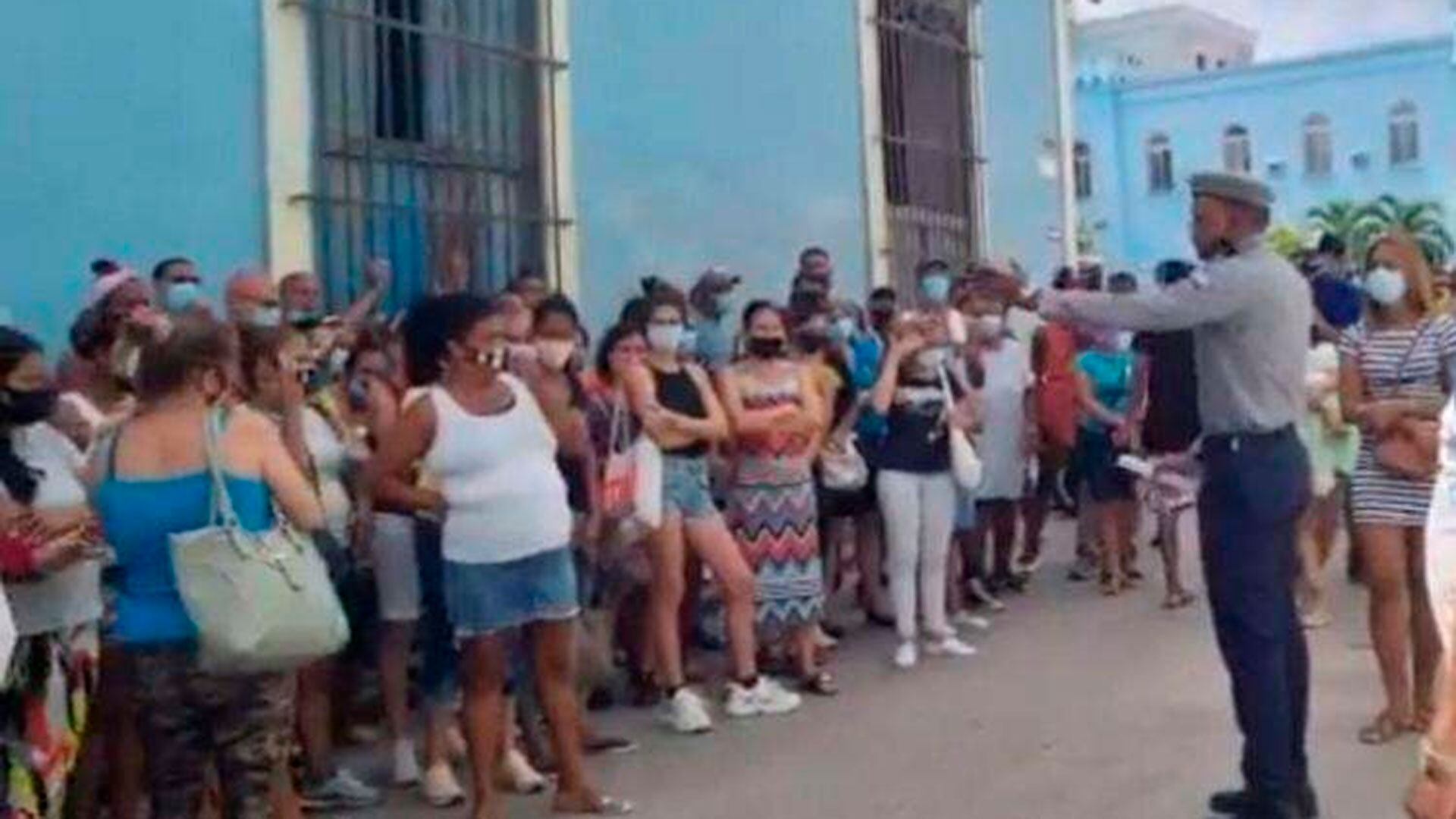 Frente a la precariedad económica y las protestas en reclamos de mejoras sociales, el regimen cubano despliega su aparato represivo cometiendo violaciones a los derechos humanos