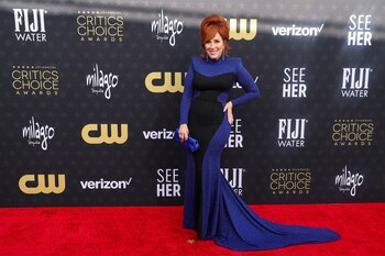 Lisa Ann Walter y una