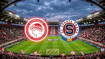 Estadio de fútbol con gradas llenas de público y dos escudos circulares en el centro pertenecientes a Olympiacos y Sparta Praga.
