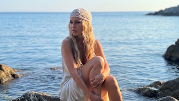 La sensual producción de fotos de Luisana Lopilato al borde del mar: transparencias y géneros volátiles al atardecer