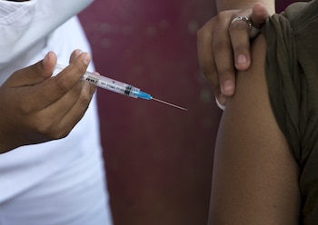 Fotografía de archivo de un joven recibe una dosis de la vacuna Sputnik Light contra el coronavirus en Managua (Nicaragua). EFE/Jorge Torres
