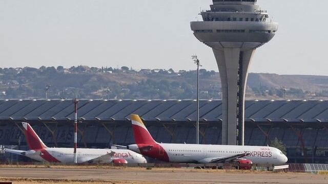 Un avión de Iberia Express en la pista del aeropuerto Adolfo Suárez Madrid-Barajas, en Madrid (REUTERS/Isabel Infantes)