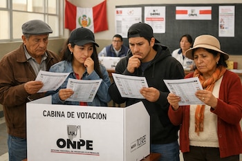 Cuatro votantes de distintas edades examinan boletas de sufragio frente a una cabina de votación con el logo de ONPE. Una bandera de Perú está al fondo.