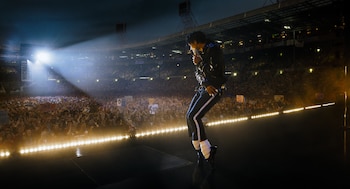 Esta imagen, difundida por Lionsgate, muestra a Jaafar Jackson caracterizado como Michael Jackson en una escena de la película "Michael". (Lionsgate via AP)