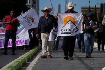 Foto de archivo para ilustrar: La gente marcha en una protesta organizada por el Comité de Desarrollo Campesino (CODECA) para pedir la renuncia de la fiscal general, detener los desalojos, el fin de lo que llaman privilegios para las grandes corporaciones y contra la inflación en Ciudad de Guatemala, el miércoles 10 de julio de 2024. (AP Foto/Moisés Castillo)