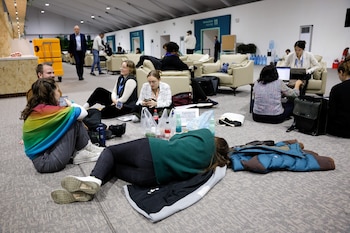 La gente descansa en el