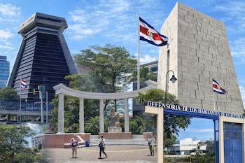 Collage de edificios del Tribunal Supremo de Elecciones y Defensoría de los Habitantes, Plaza de la Libertad Electoral, banderas, personas.