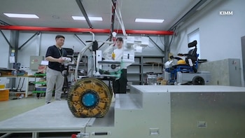 Las pruebas muestran que el diseño permite superar escaleras de hasta 18 cm, manteniendo la estabilidad de un muñeco en una silla de ruedas (Captura de video)