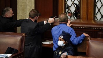 Policías apuntan a una persona