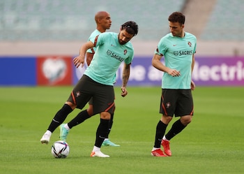 Los aficionados corearon el nombre de Diogo Jota para hostigar a Rúben Neves, quien fue un amigo muy cercano del futbolista fallecido (REUTERS/Aziz Karimov)