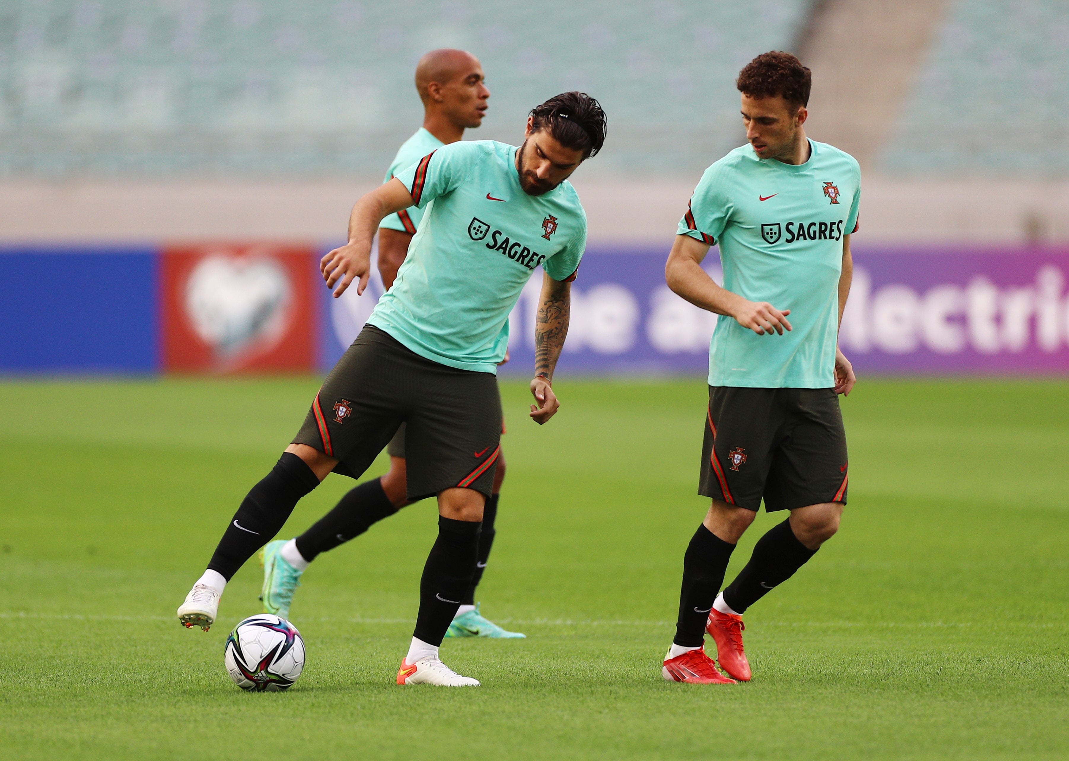 Los aficionados corearon el nombre de Diogo Jota para hostigar a Rúben Neves, quien fue un amigo muy cercano del futbolista fallecido (REUTERS/Aziz Karimov)