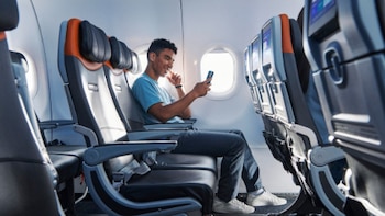 Cuál es la aerolínea de EE. UU. con más espacio en clase económica y qué lugar ocupa en el ranking mundial