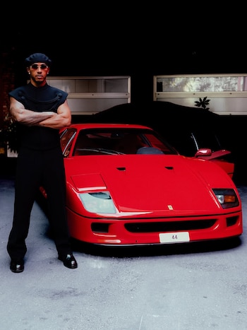 Lewis Hamiltona arribó con su Ferrari F40 a Monza para correr en la Fórmula 1