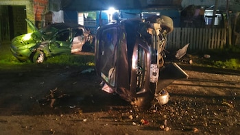 Tomó el auto de su padre sin autorización, chocó contra una casa, dejó dos heridos y huyó a pie con sus amigos