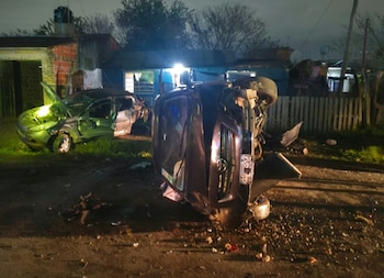 El Toyota Corolla terminó volcado sobre la calzada tras impactar contra un Peugeot 206 estacionado y el frente de una vivienda en la calle 609 de Villa Elvira