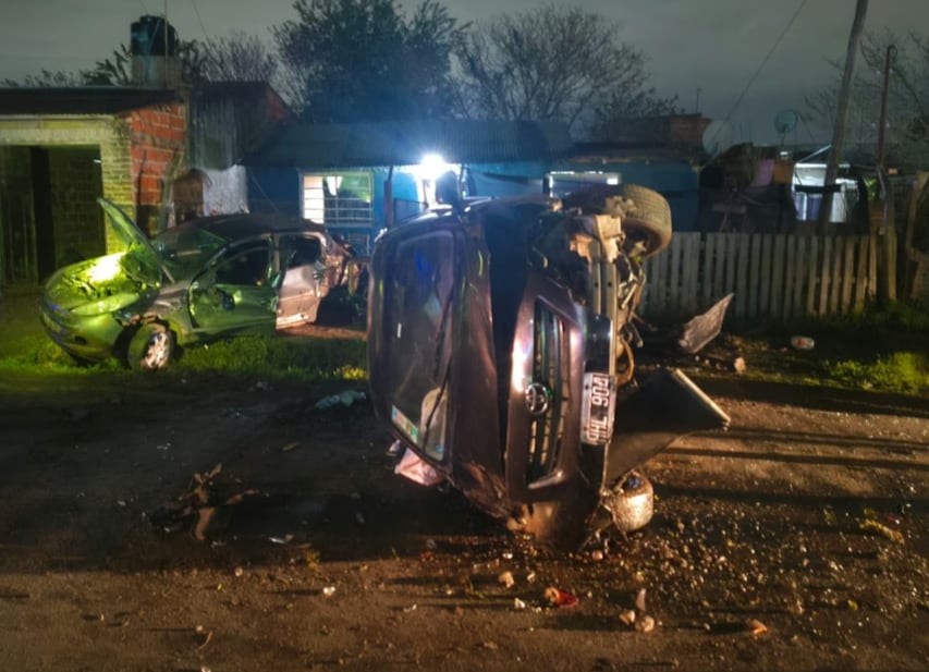 El Toyota Corolla terminó volcado sobre la calzada tras impactar contra un Peugeot 206 estacionado y el frente de una vivienda en la calle 609 de Villa Elvira