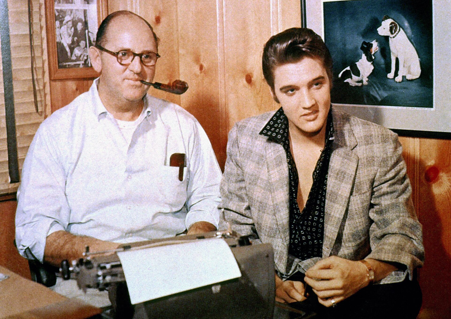 lvis Presley con su manager, el coronel Tom Parker, firmando un contrato discográfico con RCA Victor, octubre (1955) Referencia de archivo n.° 33848-472THA