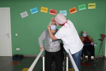 Un trabajador social le pone