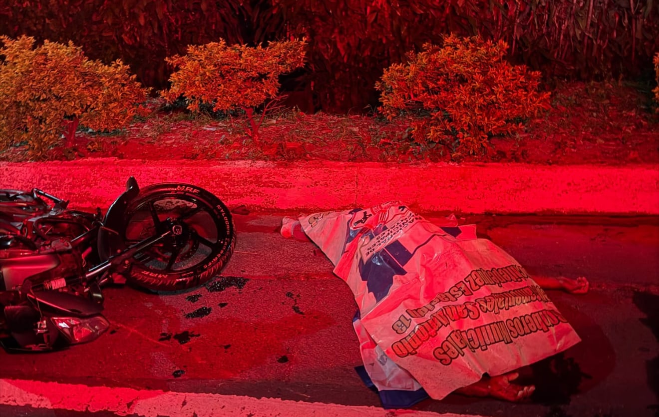 Las autoridades investigan si otro vehículo estuvo involucrado en el accidente, luego del hallazgo de una motocicleta en la ruta CA-2. (Bomberos Municipales Departamentales)