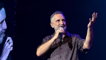 Jorge Drexler impregna el Roig Arena de poesía, música popular y emoción en su mayor concierto en València