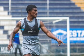 Oslimg Mora fue de menos