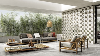 La colección Outdoor 2019 de Minotti, con sus nuevos diseños, confirma el deseo de crear una continuidad estética y estilística entre interiores y exteriores, al diseñar una sala de estar sin límites visibles, interpretada con carácter y una elegancia exclusiva. (Crédito: Prensa Minotti)
