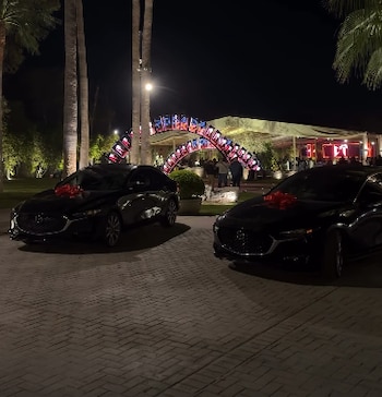 Natanael Cano regala autos de