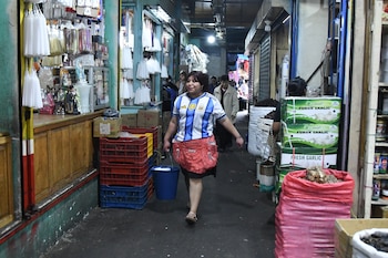 (GUATEMALA), 15/07/2026.- Una mujer camina con una camiseta de Argentina, previo al partido del Mundial de la FIFA 2026 entre Inglaterra y Argentina, este miércoles en el mercado de La Terminal, en Ciudad de Guatemala (Guatemala). EFE/ Alex Cruz