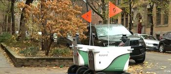 Serve Robotics sostuvo que sus sensores y cámaras funcionan únicamente para la navegación por las veredas y no para identificar personas (Captura de video)