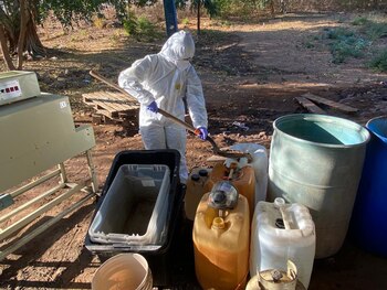 Diversos contenedores y un par