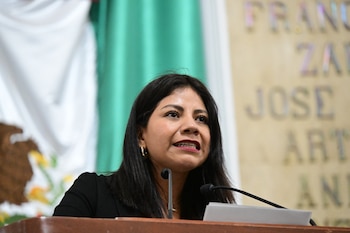 La diputada Valeria Cruz Flores explicó que los médicos residentes enfrentan violencia por parte de sus superiores, lo que va en contra de sus derechos y afecta la calidad de la atención médica. Foto: (Congreso CDMX)