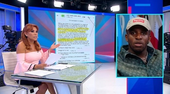 Magaly Medina sentada en un set de televisión con un micrófono, una pantalla detrás que muestra mensajes de WhatsApp, y un recuadro con el rostro de Jefferson Farfán.
