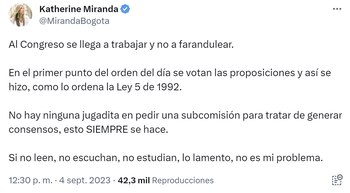 Ella sostiene que simplemente cumplía