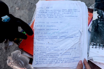 Un cuaderno con instrucciones sobre