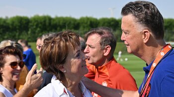 Louis van Gaal junto a