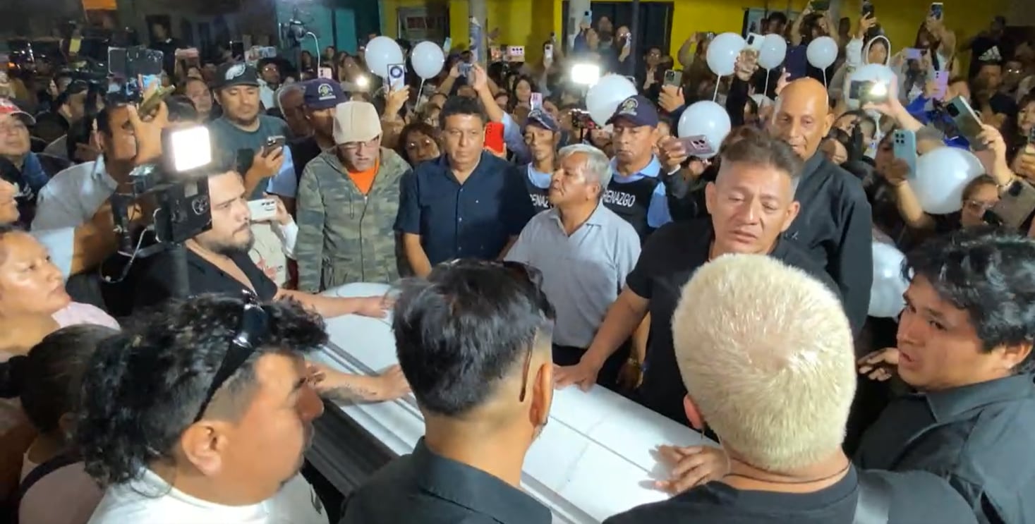 Una multitud de personas se congrega en el Club La Huaquilla de Huaral para despedir al reconocido actor cómico Manolo Rojas.