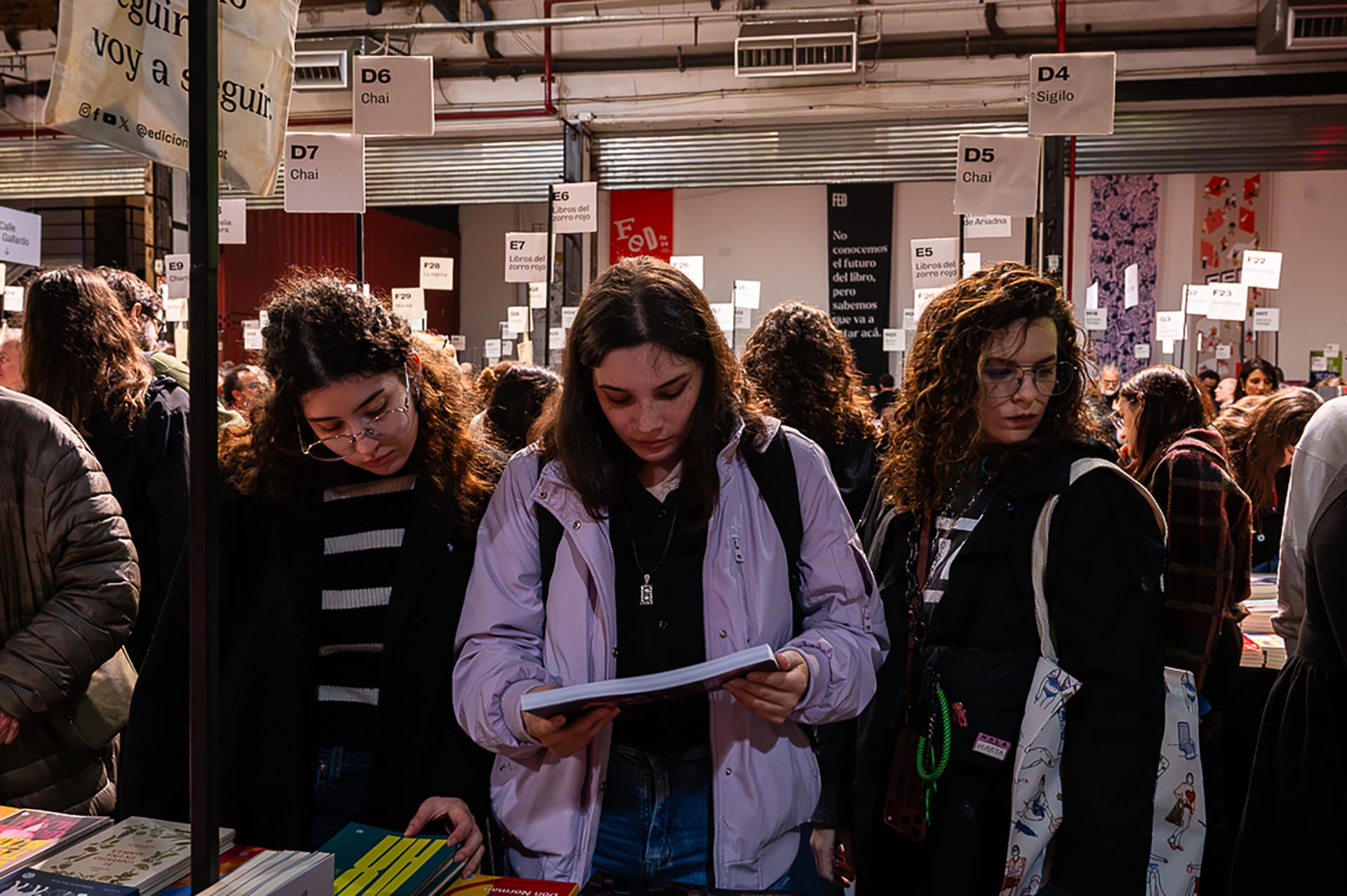 60 videollamadas de una hora y un documento “versión mil”: cómo es el “trabajo invisible” detrás de la edición de libros